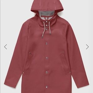 UNISEX Stutterheim Stockholm Raincoat in Burgundy